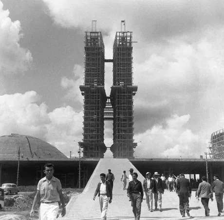 Congresso em construção sendo vistoriado