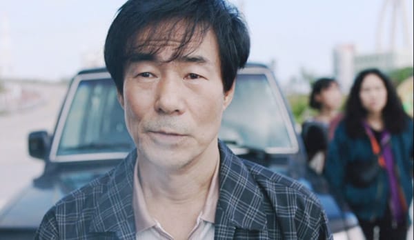 O pai da jovem em Retorno a Seul numa história de abandono e solidão
