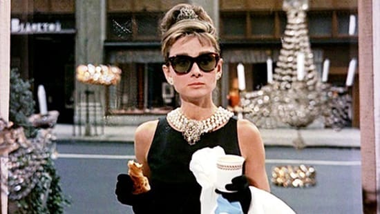 Como o cinema influencia a moda e o comportamento 2 Audrey Hepburn em Bonequinha de Luxo influenciou a moda e o comportamento com seu traje preto